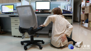 女子因辦公坐姿不良跌坐在地（示意圖）。（圖／記者何沛霖攝）