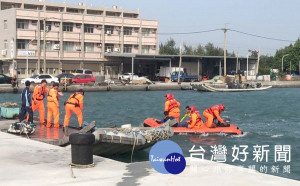 海巡署中部地區巡防局第四岸巡總隊於箔子寮安檢所港區辦理「106年區域聯合搜救演練」，演練過程逼真。（記者陳昭宗拍攝）