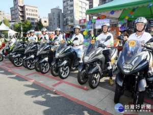 「不老騎士環台圓夢之旅」騎著機車追風追夢到桃園，市長鄭文燦親自迎接並為他們獻上祝福。