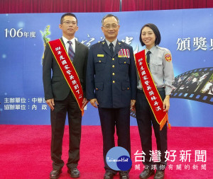 雲林縣警局劉丁心隊長及林丹淇巡官獲得國家警光獎績優警察人員殊榮，接受署長陳家欽表揚。（記者陳昭宗翻攝）