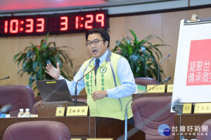 市議員楊家俍建議儘早實施社區化微型公托，混合型照顧讓世代交流更頻繁。（圖／桃園市議會提供）