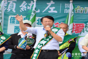 爭取民進黨台南市長初選提名的顏純左醫師重申，他有豐富副縣、市長行政經驗，延續民進黨正派、清廉精神和理念，選上市長馬上可以上手，不用再花時間去摸索。(圖/記者黃芳祿攝)