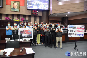 正副縣長林明溱陳正昇與10多位議員戴上口罩強列要求不要污染只要藍天。（記者扶小萍攝）
