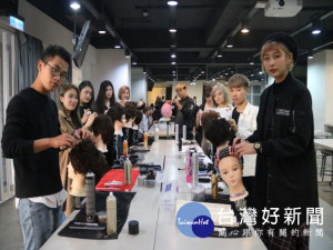 弘光科技大學美髮造型設計系學生12學生，參加國內外時尚造型創意競賽，獲得7金5銀5銅的佳績。（記者陳榮昌攝）