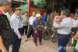 警方向長者解釋閃亮手電筒(圈紅處)使用方法，老嫗笑闔不攏說，揪感心。