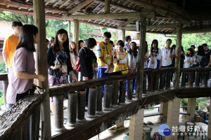 職場英文營學生參觀水里蛇窯,南開科大劉玉玲教授以英文向學生介紹情景。