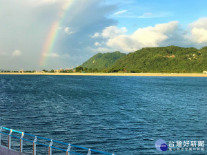 石門水庫下游中庄調整池完工，整個湖面如ㄧ把琴號極具景觀。（圖／記者陳寶印攝）