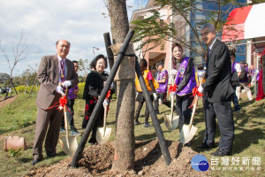 國際獅子會300G2區、國立臺北商業大學，雙方同時歡慶邁入百周年，並共同為植樹紀念碑揭碑。
