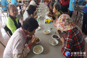 老人家一起用餐，高興說菜色豐富，有家的溫暖。(圖/記者黃芳祿攝)