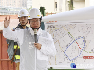 桃園市長鄭文燦於視察中壢中山東路道路拓寬電桿拔除工程中致詞。