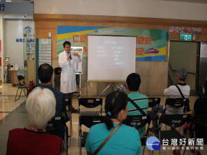 仁愛醫院周年慶黃冠智醫師進行肝功能講座。林重鎣攝