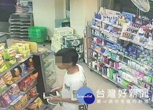 男子趁超商店員忙碌時，將販售之3c用品藏入口袋，警方調閱監視器依竊盜罪嫌法辦。（記者陳昭宗拍攝）