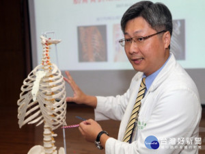 謝志明醫師用肋骨骨架說明。林重鎣攝