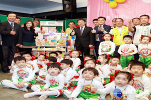 鴻海教育基金會捐贈市值200萬元的教玩具，給南瀛親子館及仁德托育資源中心。