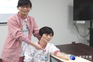 護理部血液透析室護理長黃惠暄(右)親自示範，副護理長葉美鈴解說可以DIY的廔管透明保暖套。