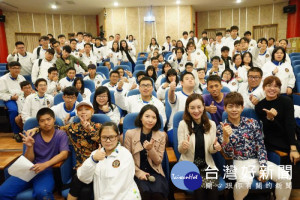 客家局長蔣絜安與現場百餘位師生共同欣賞及唱跳年輕活潑的客家音樂，十分熱鬧。