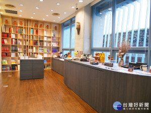 改裝後的十三行博物館文化商店通透明亮，好像時尚精品店。（圖／十三行提供）