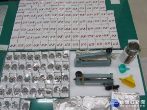警方查獲毒品K他命咖啡3大包(總毛重3062公克)、研磨機1臺、封口機2臺、毒品咖啡分裝袋約13500只、漏斗2支。