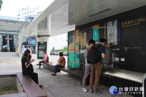 楠梓轉運候車亭緊鄰捷運都會公園站，除提供公車路線資訊、免費手機充電及4G Wifi等功能。（圖／記者許凱涵攝）