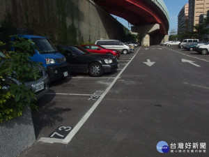 蘆洲鴨母港抽水站平面停車場12月1日起委託業者以計時收費管理。（圖／交通局提供）