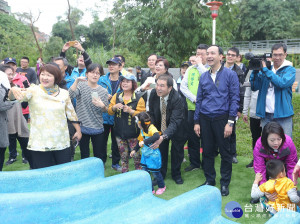 市長朱立倫、議員劉美芳、周勝考等參加板橋區埔墘富貴綠地公園啟用儀式，與里民及小朋友們搓湯園同樂。（圖／記者黃村杉攝）