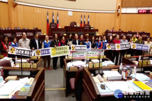 反對日本核食進入桃園，桃園市議會國民黨團議員在議事堂上進行大動作抗議行動。