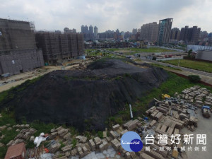 為了維護空氣品質，環保局輔導、鼓勵營建業者實施道路認養洗街、防制現況通報。 