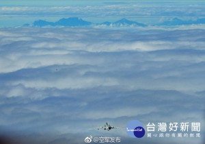 中國空軍官方微博「空軍發佈」日前發布一張照片，顯示一架轟6K轟炸機疑似飛向玉山。對此，我國國防部表示照片不排除有文攻武嚇意味，國軍有信心保衛國土安全，不需要為了幾張照片造成不安紛擾。（圖／中國空軍微博）