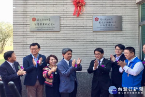 鼓勵在地青農返鄉，產官學合作導入大台南智慧新農業，市府與成功大學在蘭花生計園區攜手合作。