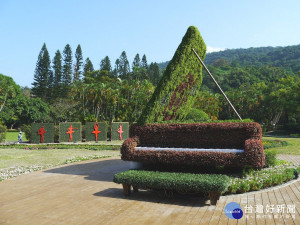 台北市工務局公園處在主題園區以周杰倫與桂綸鎂主演的國片「不能說的秘密」為佈展主題，在寧靜開闊的主題園區中央，以電影場景中的音樂教室為發想，設置一座高度4.5公尺的鋼琴綠雕佇立，成為視覺主軸。（圖／公園處提供）