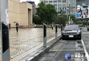 台北市停車管理工程處試辦「路邊特殊停車格位智慧化感測管理計畫」。以有效管理路邊限時格位及貨車卸貨格位被逾時停放及佔用問題，且於夜間無人工開單時亦能提供民眾即時停車資訊。（圖／台北市停車管理工程處）