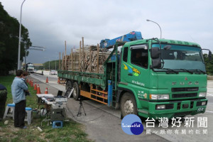 凡淘汰88年6月30日以前出廠的大型柴油車，每輛可獲得最高40萬元的補助 。