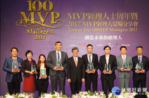 消防局長黃德清榮獲今年度「第十屆100 MVP經理人」社會公益類的「年度Super MVP」，由陳建仁副總統親自頒獎。（圖／消防局提供）