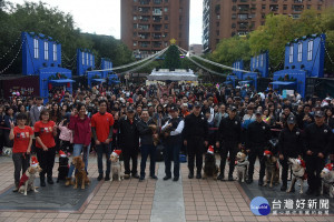 副市長侯友宜3日出席警犬x導盲犬見面會暨桌曆義賣活動。（圖／記者黃村杉攝）