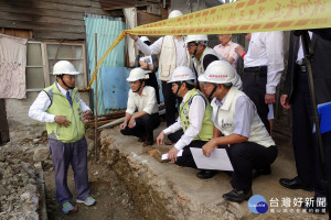 圖說1、2：清朝文物出土 東門派出所發現疑似東門遺跡，涂醒哲市長率同市府團隊及議員現場會堪。