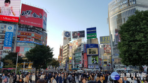 日本為進一步刺激外國人在日本購物的意願，打算放寬現行免稅制度，有可能從2018年4月起不限購物類別，只要總額滿5000日圓（約合新台幣1343.5元）就可免稅。（圖／台灣好新聞編輯部）