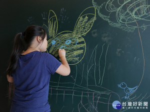 台南老爺行旅打造3公尺黑板牆，讓孩子們想怎麼畫就怎麼畫。