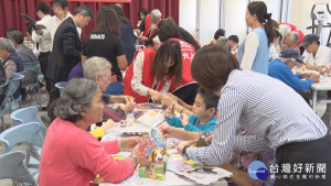 祖孫同樂自主學習　土庫里摺小提燈迎接狗年