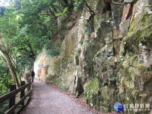 裸岩峭壁蔚為奇景