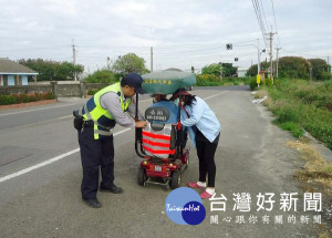 東屯所警員李書安見老翁車後方無任何反光標誌，除予以關懷，更為電動車穿上交通背心，深獲社區民眾肯定讚許。（記者陳昭宗拍攝）