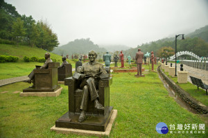 蔣公銅像成除威權頭號目標。慈湖紀念雕塑公園（圖／維基百科）