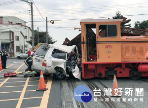 台糖小火車遭休旅車迎頭撞上，火車車廂出軌翻覆，休旅車車體嚴重變形。（記者陳昭宗翻攝）