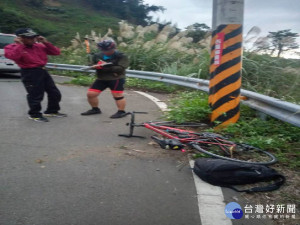 騎士失速墜谷　苗警獲報迅速救援