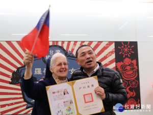 副市長侯友宜9日頒發身分證及戶口名簿，感謝羅麥瑞對台灣的貢獻。（圖／記者黃村杉攝）