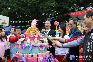 朱立倫市長出席校慶並與教育局長林奕華、校長林真真、議員蔡葉偉、蔡錦賢一同切生日大蛋糕慶祝。（圖／記者黃村杉攝）