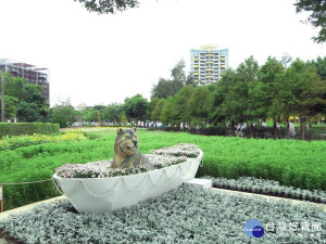 以木船乘載老虎雕塑為場景營造「少年pi的奇幻漂流」電影（圖／公園處提供）