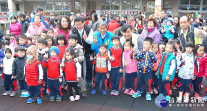 彰化市長邱建富等人參加市立幼兒園的消防演練體驗暨親子闖關活動和小朋友相見歡。