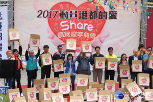 2017動員港都的愛活動號召百人組裝膳糧食物包幫助弱勢孩童。（圖／記者何沛霖攝）