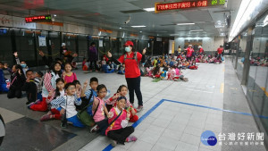 中正國小160位小朋友課後輔導體驗大眾運輸。（圖／記者許凱涵攝）