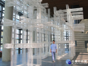 以將近300個沾有瓷漿的鐵絲網搭起7公尺高的《記憶・建構》作品，攻佔許多攝影師的記憶卡，也吸引民眾駐足拍照。（圖／陶博館提供）